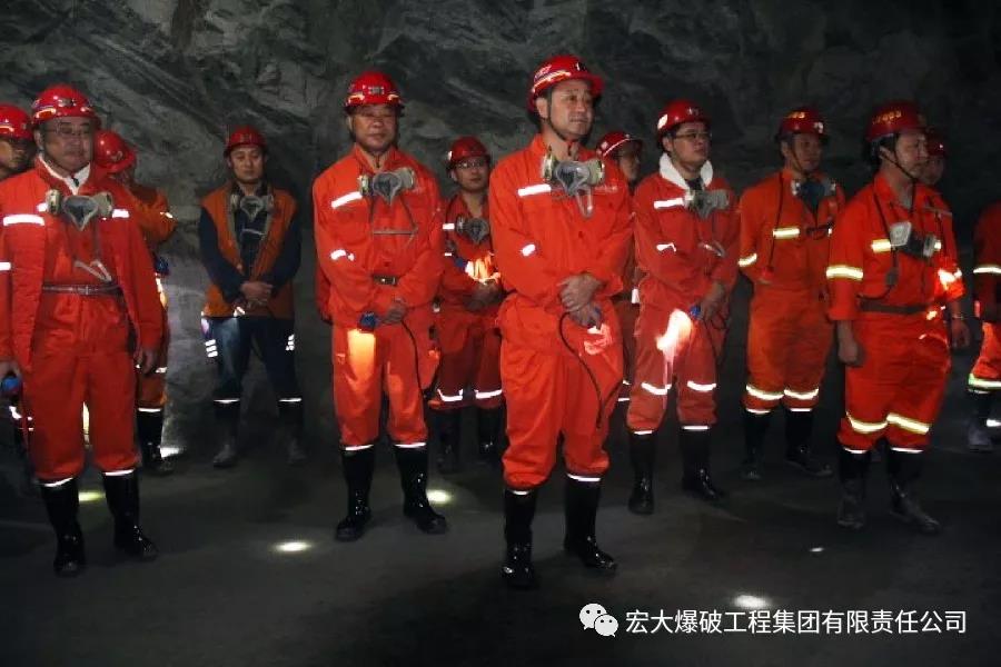 『親臨現(xiàn)場(chǎng)』——業(yè)主單位邵董事長(zhǎng)帶隊(duì)到宏大爆破會(huì)寶嶺項(xiàng)目召開現(xiàn)場(chǎng)會(huì)