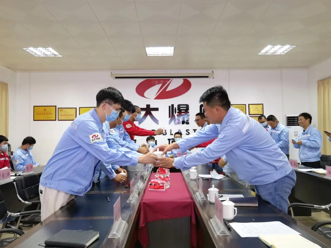 【師帶徒助成長，傳幫帶勇?lián)?dāng)】—— 宏大爆破工程集團(tuán)有限責(zé)任公司舉辦新生拜師儀式